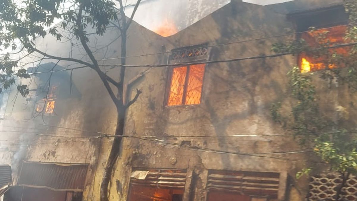 セネンハングス地区の2階建ての建物は火事で焼かれ、火災の原因を捜査する役員