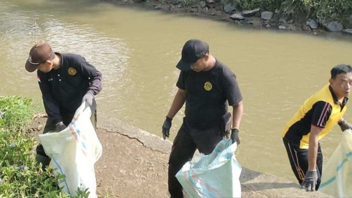 ブカシが世界クリーンアップデーを記念し、ゴトン・ロヨンがサダン川をきれいに