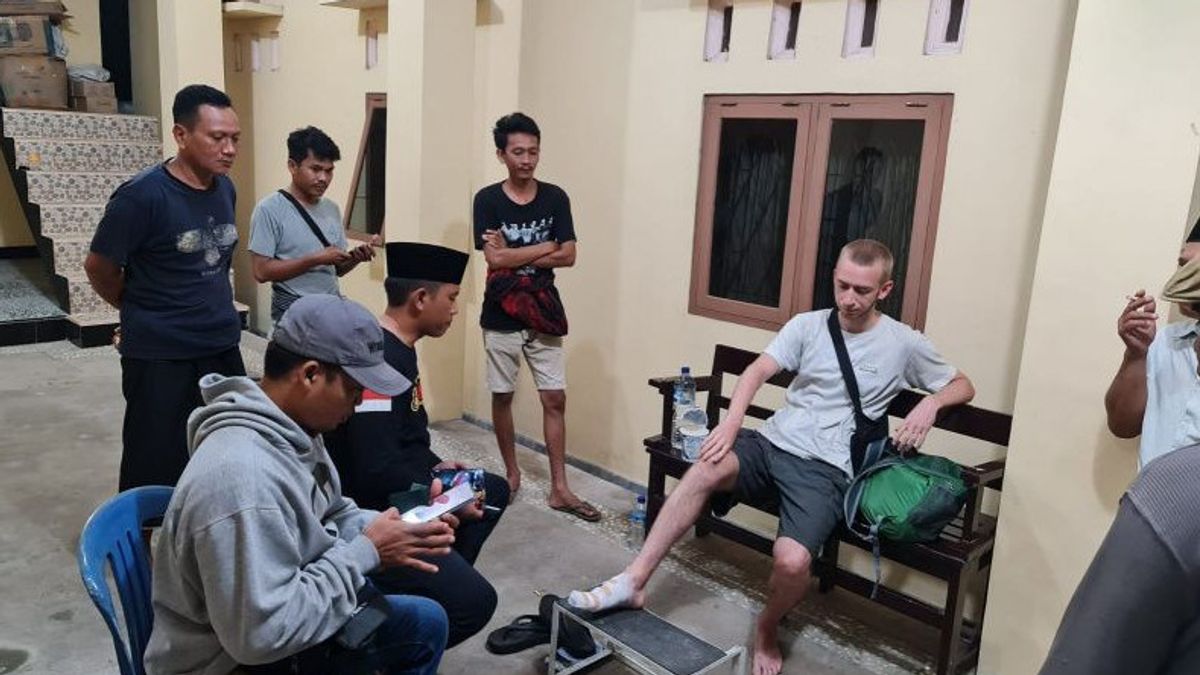 British Tourists Mugged In The Middle Of East Lombok Highway, Perpetrators Take Motorcycles Escape After Raising Parang