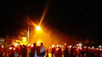 Thousands Of Christians In Biak Easter Dawn Torch Parade