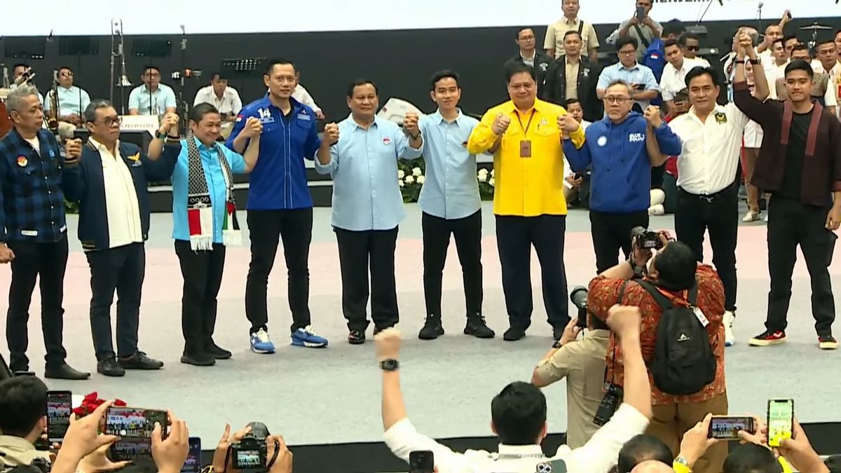 Ketum Parpol KIM Pendukung Gibran-Prabowo Lebih Stylish, Sepatu Putih Yusril Bikin <i>Pangling </i>