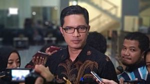 Eks Jubir KPK Febri Diansyah Singgung Kemiripan Komposisi Baliho dengan Unggahan Foto di Twitter Firli Bahuri