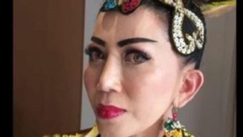 Gabung di NYIFW 2025, Designer Ida Wachyuni Main Gaun dengan Warna Putih dan Silver