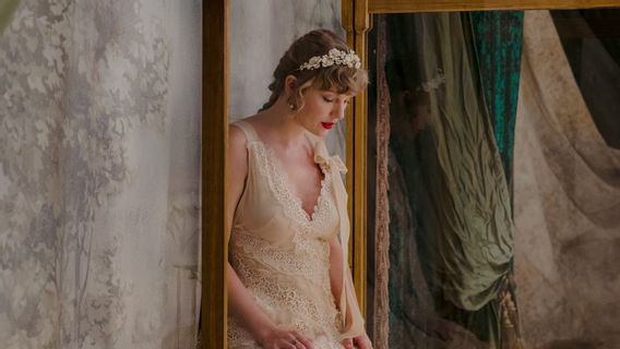 Rayakan Ulang Tahun, Taylor Swift Rilis Album Kejutan <i>Evermore</i>