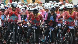 Ganjar Pranowo Gowes Bareng Ratusan Atlet di Tour de Borobudur