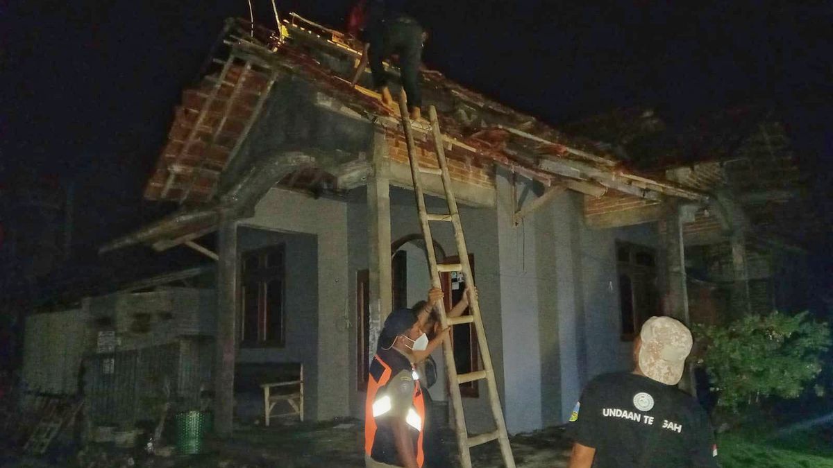 Kudus Hit By Strong Wind, 180 Houses Damaged