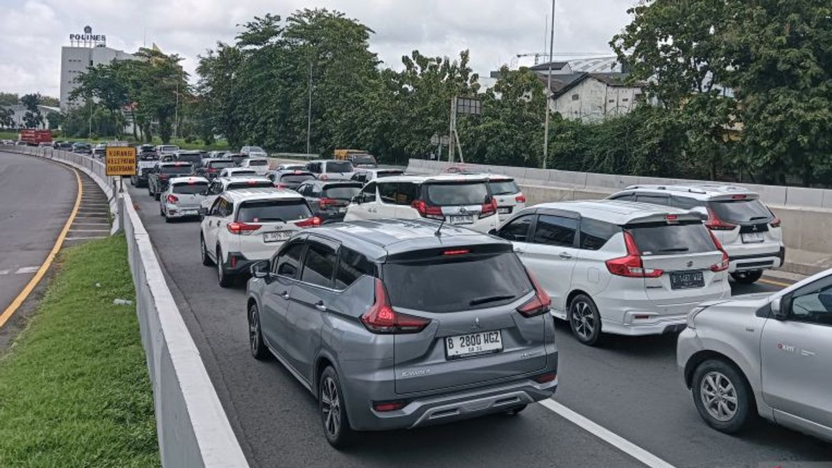    Trafik Arus Balik di Tol Kalikangkung Semarang Masih 3.000 Kendaraan/Jam