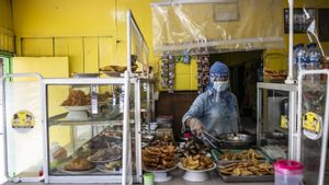 Satpol PP Bali Kesulitan Awasi Orang Makan 20 Menit di Warung saat PPKM Level 4