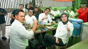 Purbaya Makan Siang di Warung Kaki Lima Usai Rapat Bahas Kebijakan Presiden Prabowo