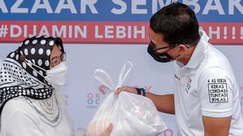 Echoing OK OCE Again, Sandiaga Uno Holds Cheap Basic Food At The Jakarta Mosque