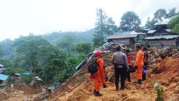    Tim Sar Cari Korban Longsor Kotabaru Kalsel dengan Cara Manual dan Mesin Air Alkon