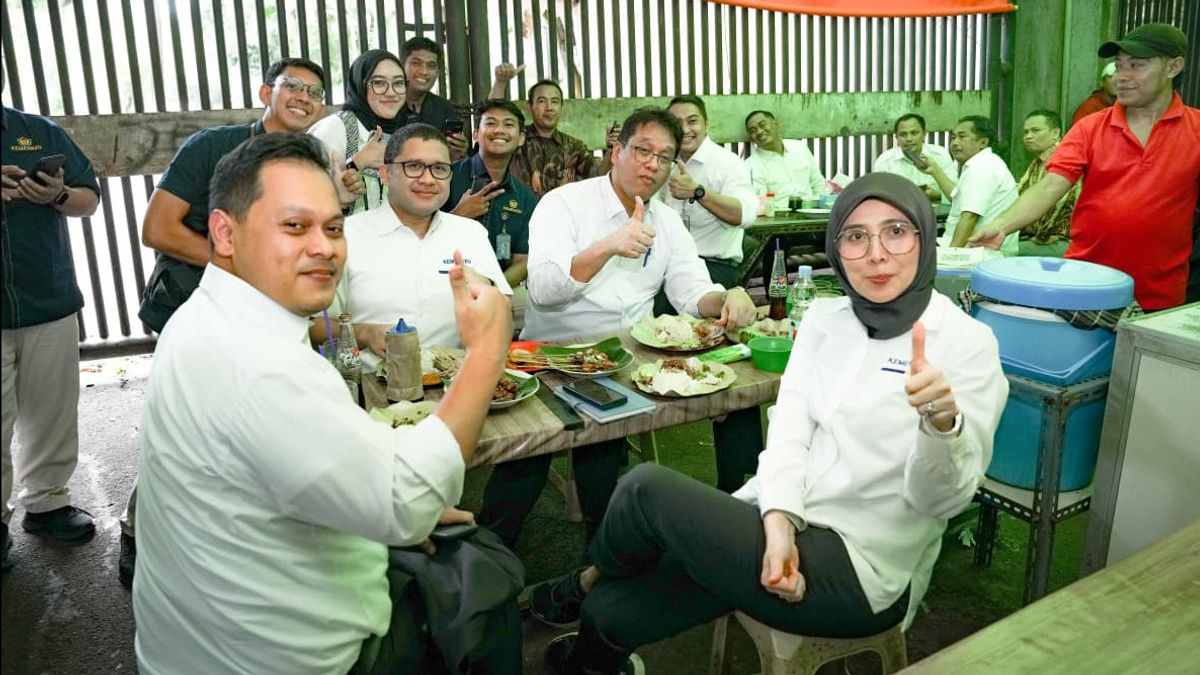 Purbaya Makan Siang di Warung Kaki Lima Usai Rapat Bahas Kebijakan Presiden Prabowo