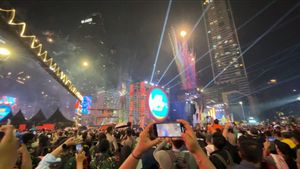 Meski Dilarang, Kembang Api Tetap Menyala Sambut Tahun Baru 2026 di Bundaran HI
