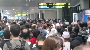 Crowd Of Prospective Passengers Traveling Overseas At Soetta Airport Without Health Protocols, Allegedly Queuing For PCR Tests