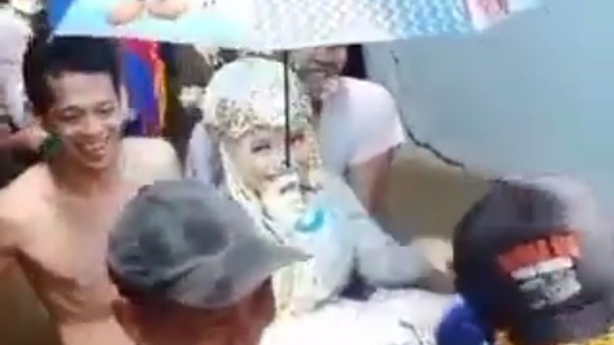 Viral! Bride Passes Through The Flood Using Baby Bathtub In Tegal Parang