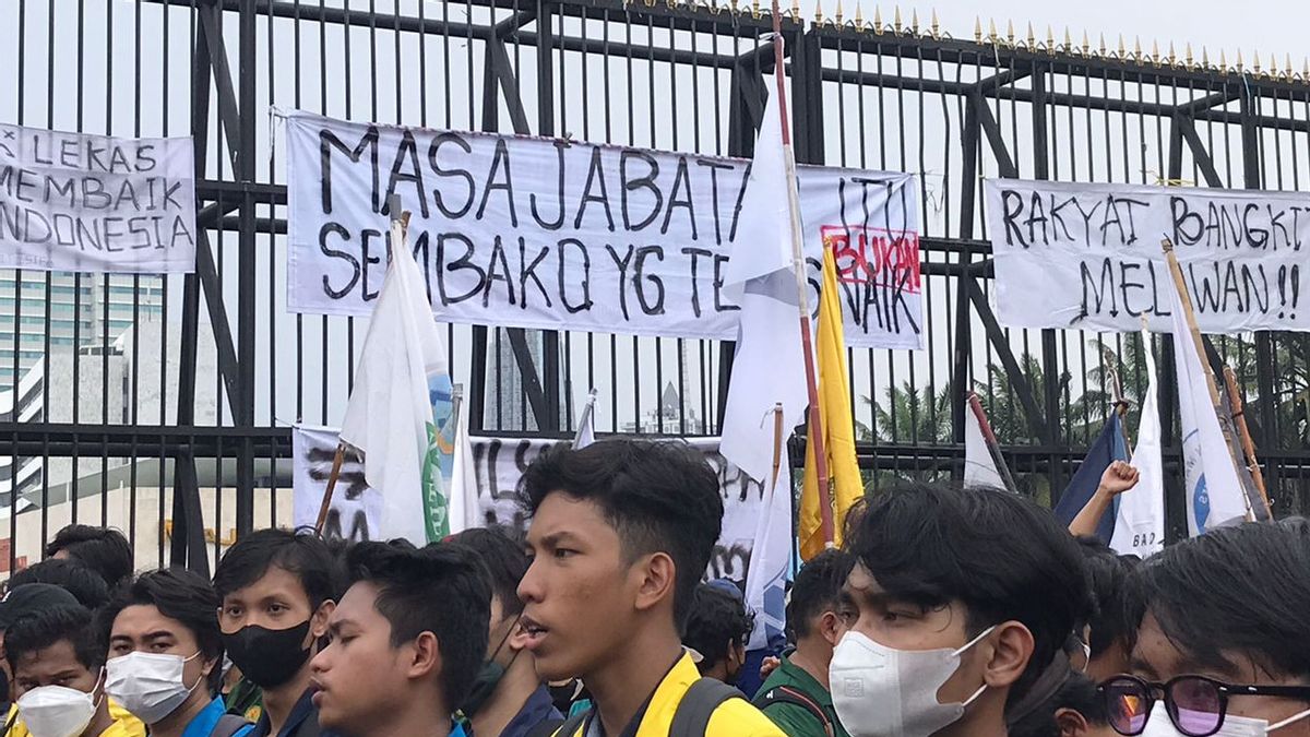 April 11 Demo, Hundreds Of Students Crowded Parliament Gate Despite Rainfall While Carrying Posters 'OnlyFans Fast, Old Oil Mafia'