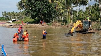 Basarnas Operates Heavy Equipment Searching For Flood Victims In Torue Parimo, Central Sulawesi