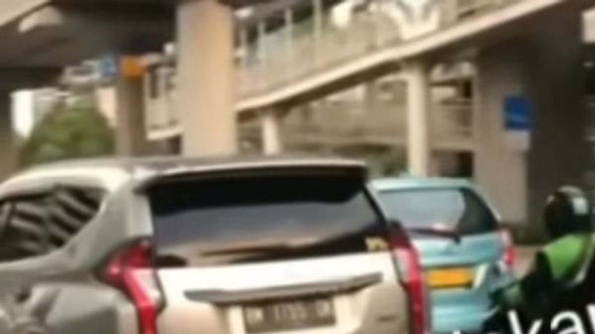 Sopir Pajero Silver Pelaku Eksibisionis di Bawah JPO Kuningan Tak Kuat Tahan Nafsu, karena Istrinya Sedang Hamil