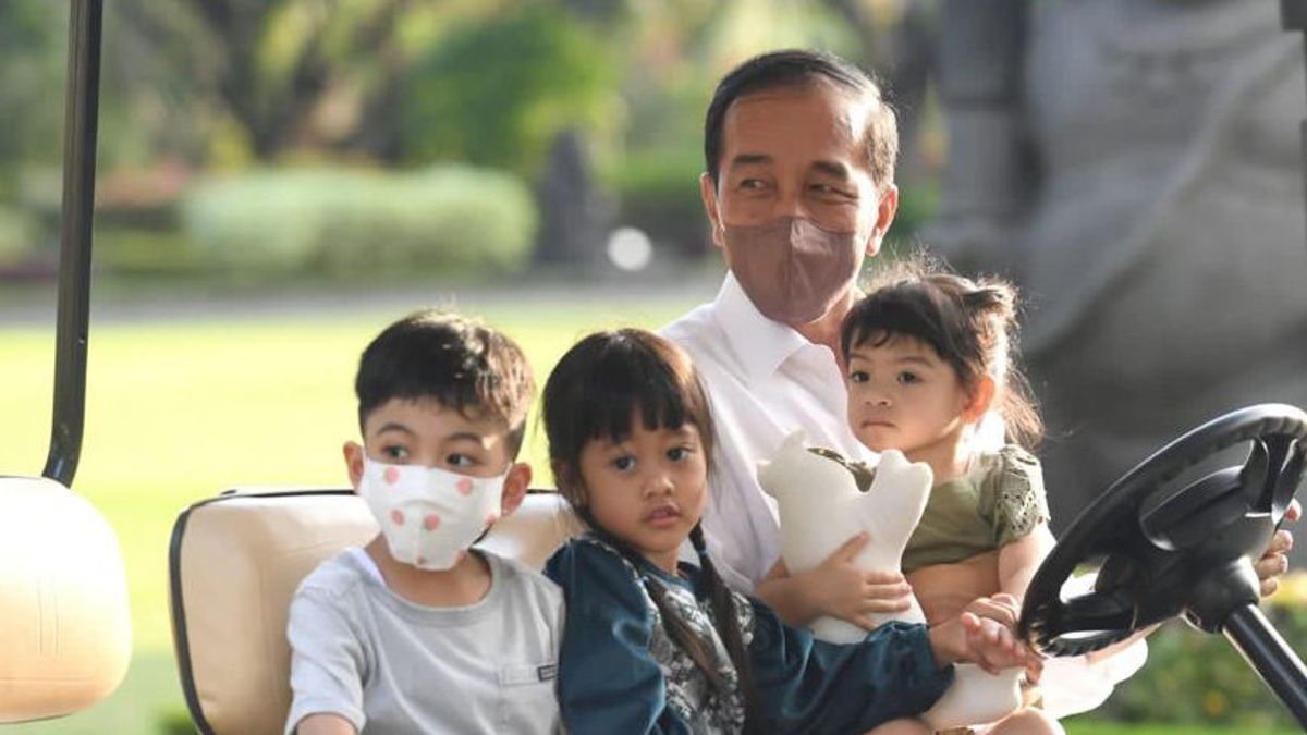 Bareng Jan Ethes dan Sedah Mirah, Jokowi Sapa Warga di Gerbang Utama Istana Yogyakarta