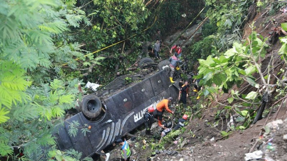 Tasikmalaya警察局长揭露拉贾波拉旅游巴士事故的原因，造成3人死亡：司机声称昏昏欲睡