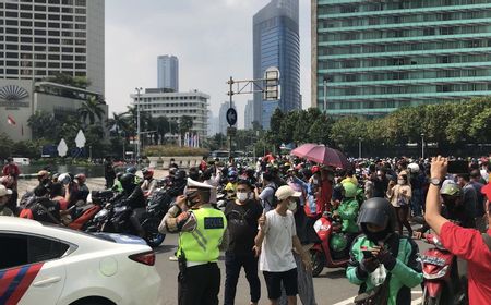 Mulai dari Ojol Hingga Karyawan Tumpah Ruah Sambut Iring-Iringan Pebalap MotoGP di Bundaran HI