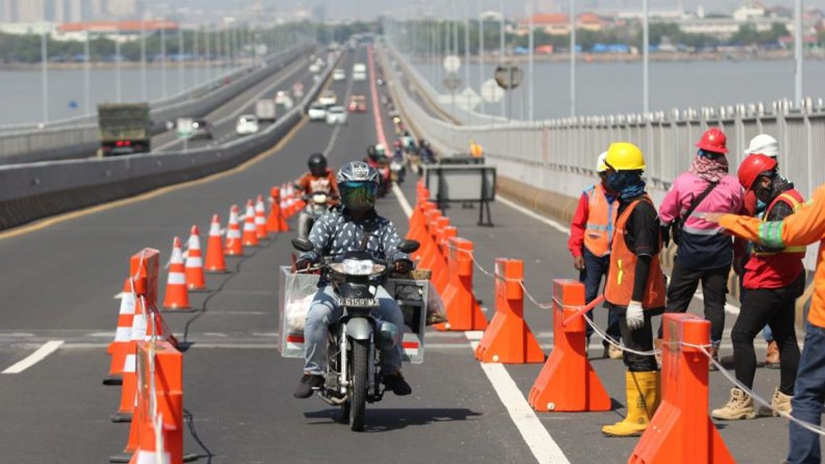 Electricity Addition Project On Madura Island, Motorcyclists In Suramadu Diverted To Car Line