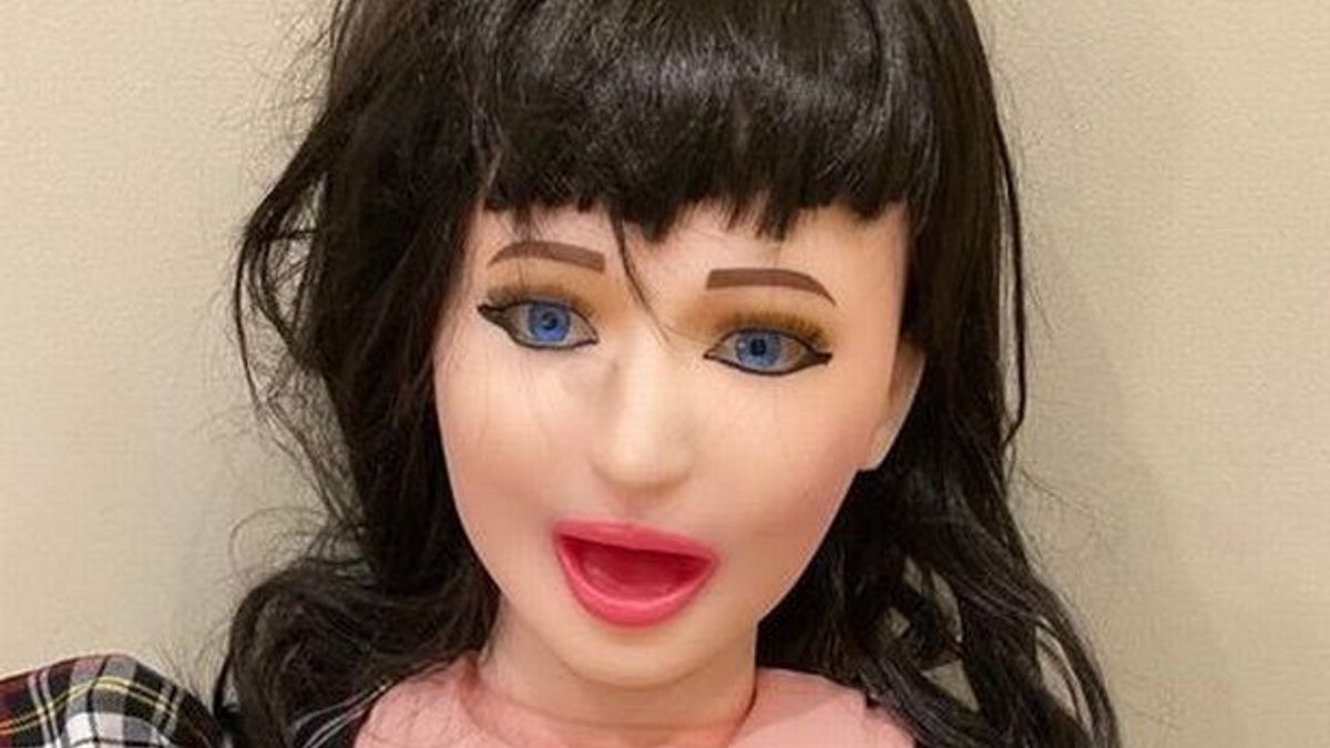 This British Singer Is Angry That There Is A Fan Who Has A Sex Doll Like Her