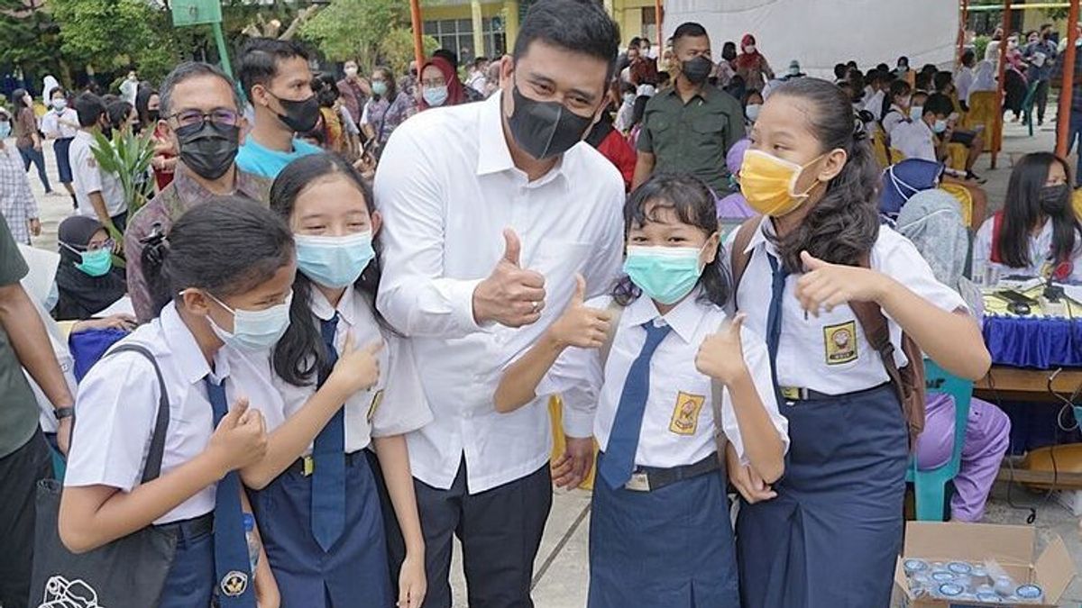  Jokowi 强调北苏门答腊的疫苗接种不平等， 鲍比 · 纳苏蒂翁加速学生疫苗面对面学习准备