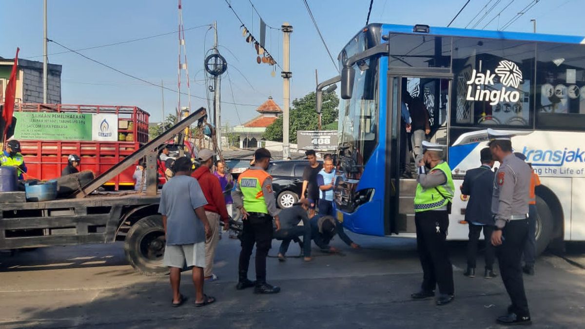 Waduh, Bus Transjakarta Rute Harmoni - Lebak Bulus Mogok di Perlintasan KA Kebon Jeruk