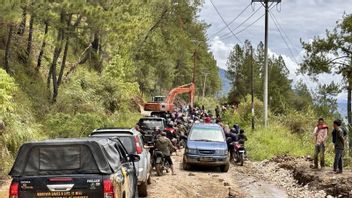 La route Poros dans le centre d'Aceh est ensevelie par un glissement de terrain pendant la phase de nettoyage
