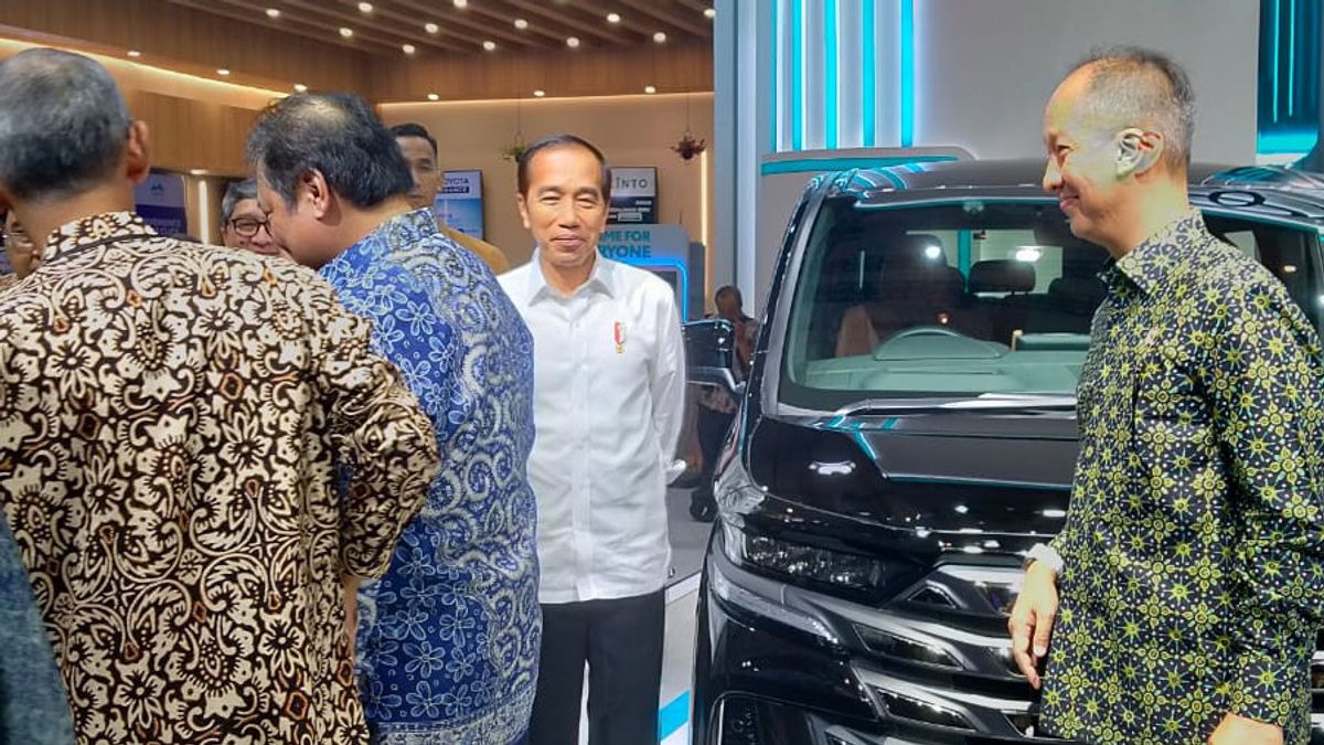 IIMS 2024でジョコウィはインドネシアの自動車の未来はEVであることを強調しました