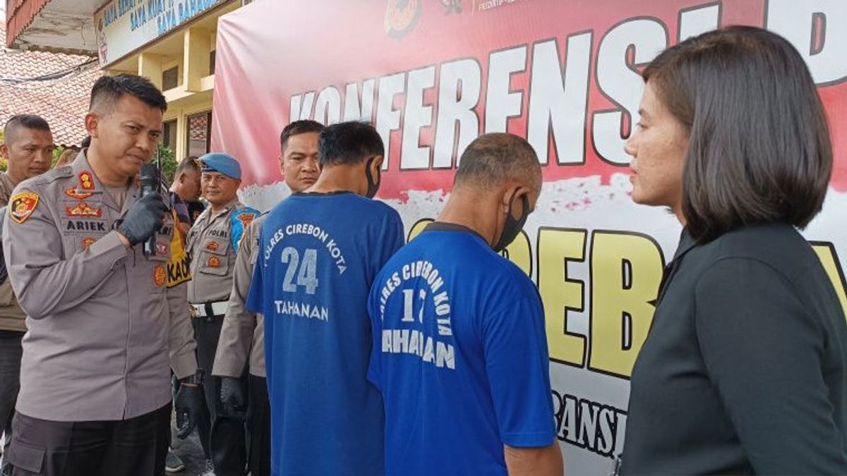 Usai Tenggak Miras Teringat Dendam Lama, Bapak-Anak di Cirebon Aniaya Pria dengan Golok hingga Kritis