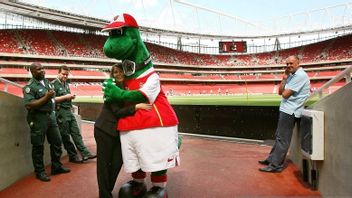 Arsenal Confirms Gunnersaurus, Ozil Offers Bailout Of His Salary