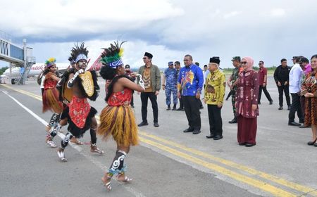 Kunker ke Sorong, Wapres Serahkan Beasiswa di 3 Kampus dan Tilik Hunian Nelayan