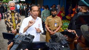 Bersama Ganjar, Jokowi Blusukan Cek Harga Barang di Pasar Colomadu Karanganyar 