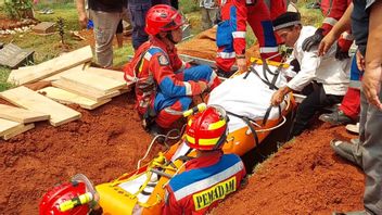 South Jakarta Firefighters Help The Funeral Process Of Male Obesity 150 Kg