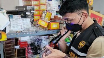 税関と物品税の没収 99,800 バンジャルマシンの違法タバコの小売業者と闇市場から