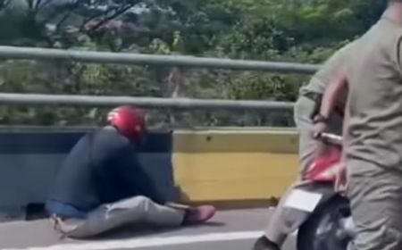 4 Pengendara Motor Jatuh saat Satpol PP Tertibkan Bendera Parpol di Flyover Pondok Bambu