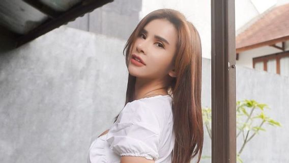 Presenter Seksi Maria Vania Goyang, Hotman Paris Tak Kedip