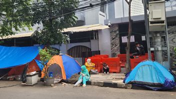 ジャラン・クニンガンの脇でテントを起こすために亡命希望者、ヘル・ブディ:都市美学の混乱