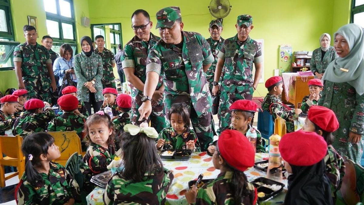 Danrem 032/Wirabraja Brig. Gen. TNI Wahyu Eko Purnomo 直接查看 巴东免费营养食品的提供