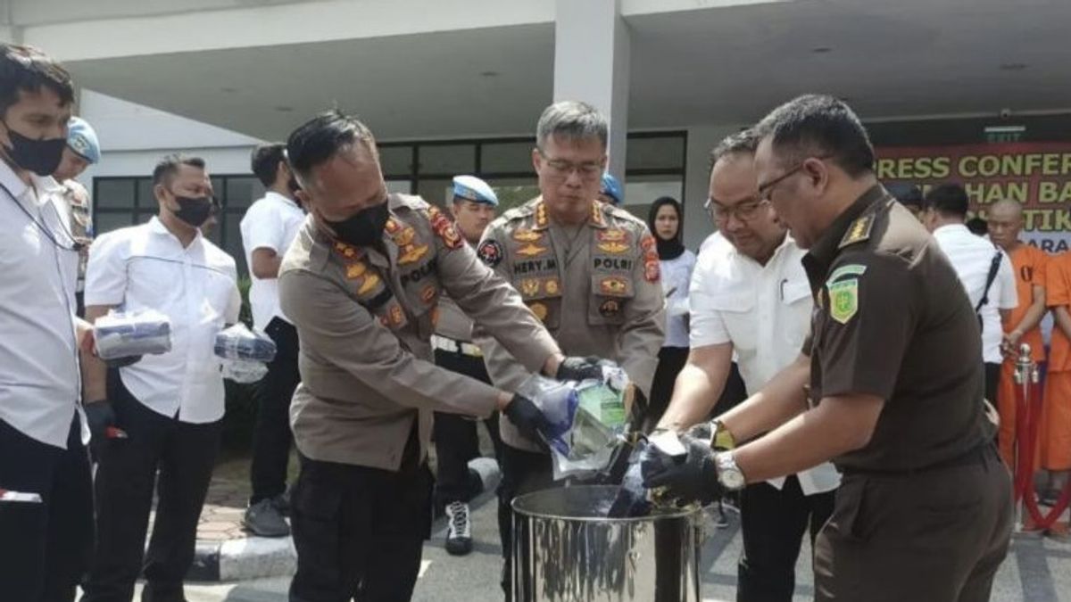 Riau Police Destroy 23.6 Kg Of Crystal Methamphetamine From International Syndicate