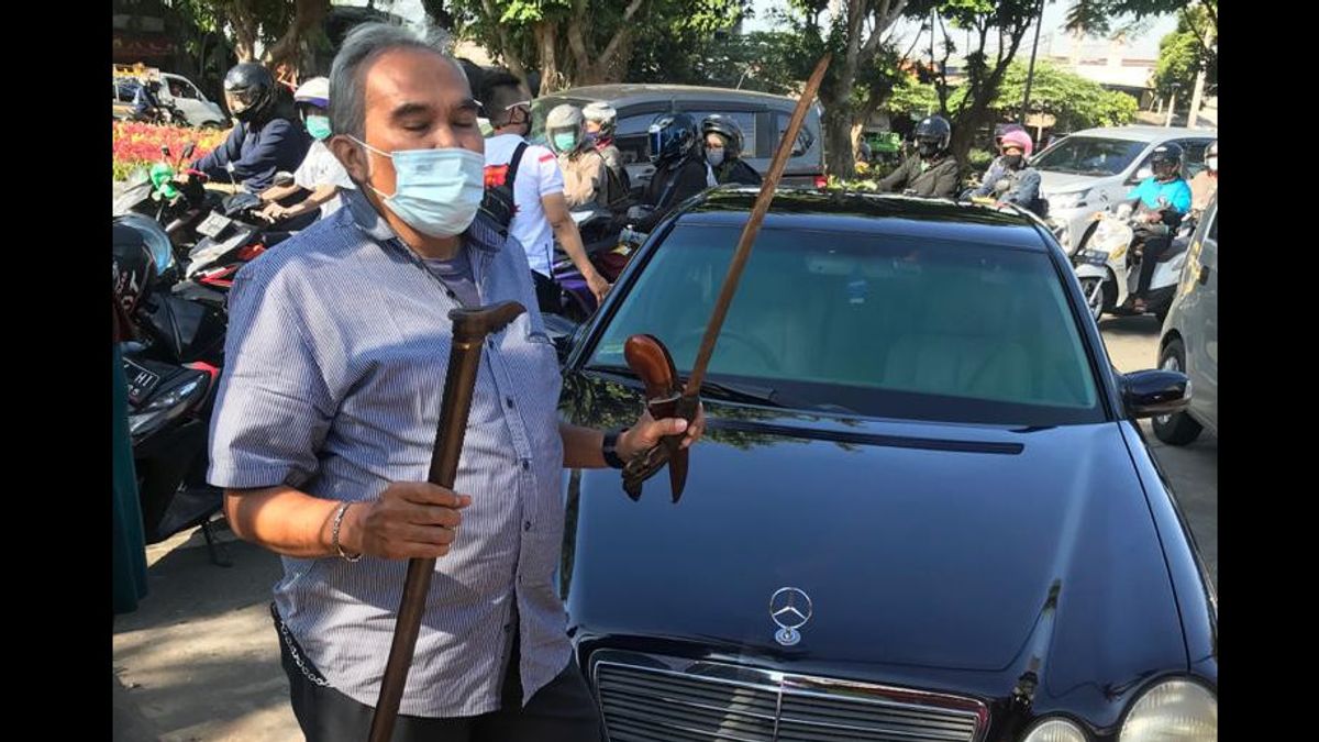 Police Secure Sharp Weapon Carriers In Mercy Near Rizieq Shihab's Court Location