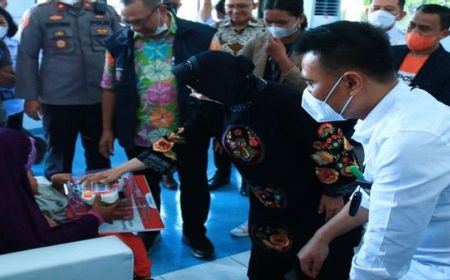 Mensos Risma Serahkan Bantuan ke Penderita Penyakit Berat di Sumut