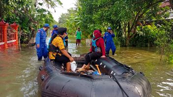 Banjir 50 Sentimeter di Kabupaten Cilacap, Petugas Evakuasi Warga Sambil Bagi-bagi Bansos
