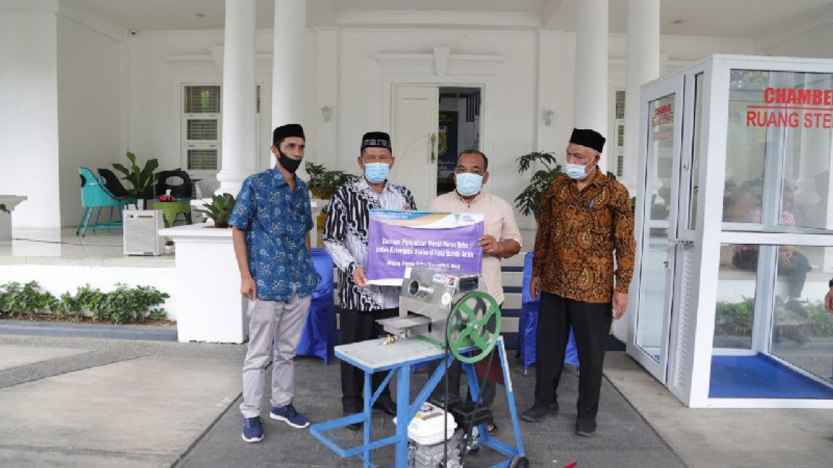 Receiving Aid For Cake Making Tools To Sugar Cane Grinders, MSMEs In Banda Aceh Are Asked Not To Do This