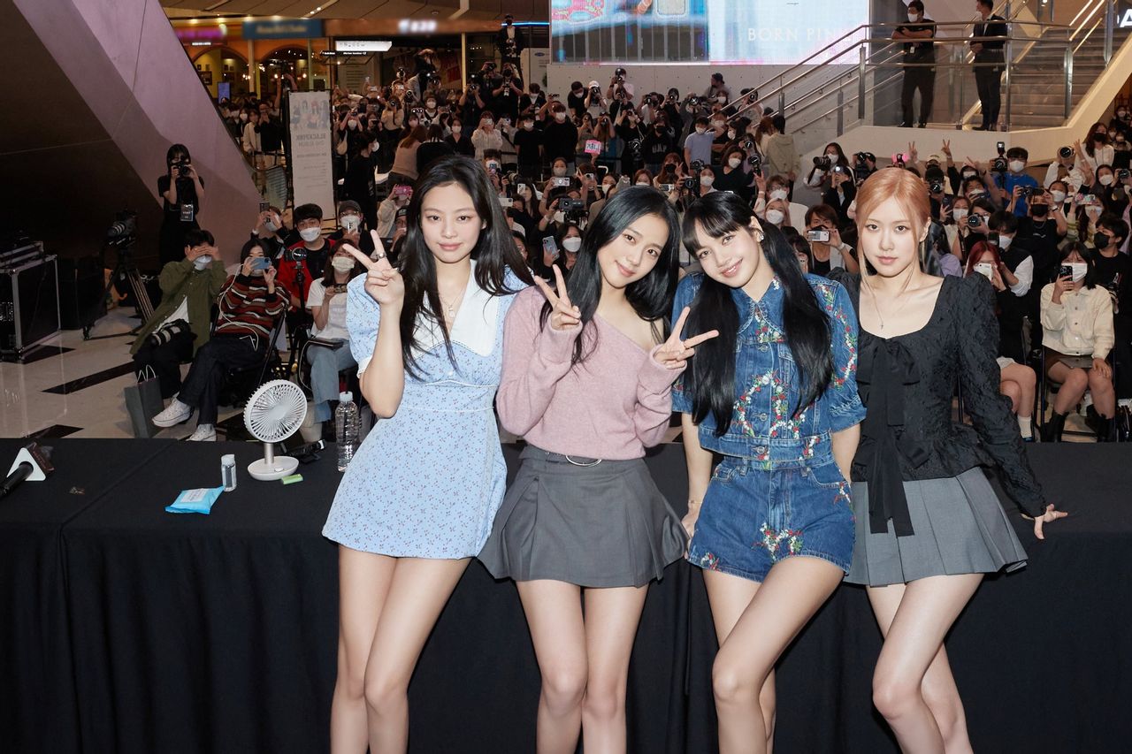 TWICE Holds A Mini Fashion Show For Fans At The Incheon Airport