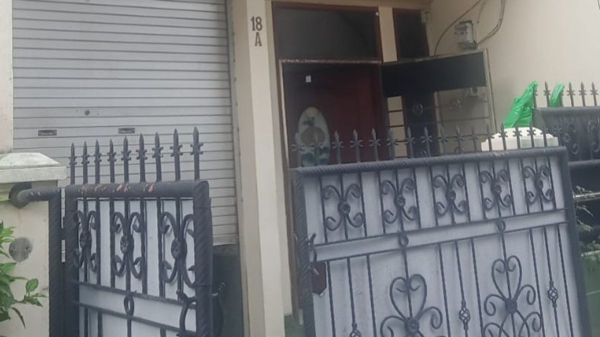 Pakai Jas Hujan, Komplotan Rampok Bersenjata Tajam Menyelinap ke Rumah Warga di Pademangan