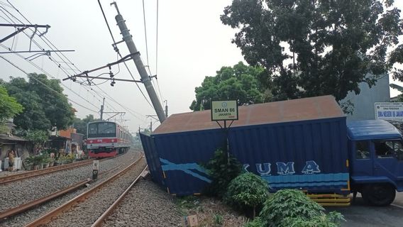 Ini Daftar KRL yang Terdampak Kecelakaan Truk Fuso Tabrak Tiang Listrik di Jaksel