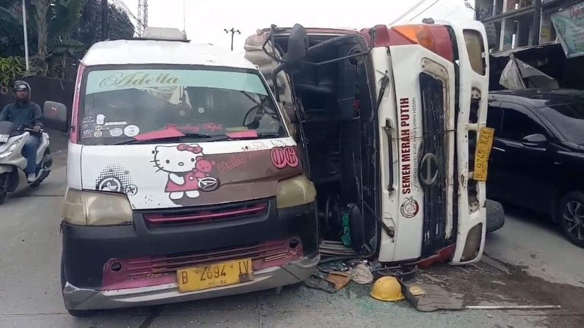 Tangerang Legok Angkot Hit By A Molen Truck, Driver: Luckily Can Get Out Of The Car